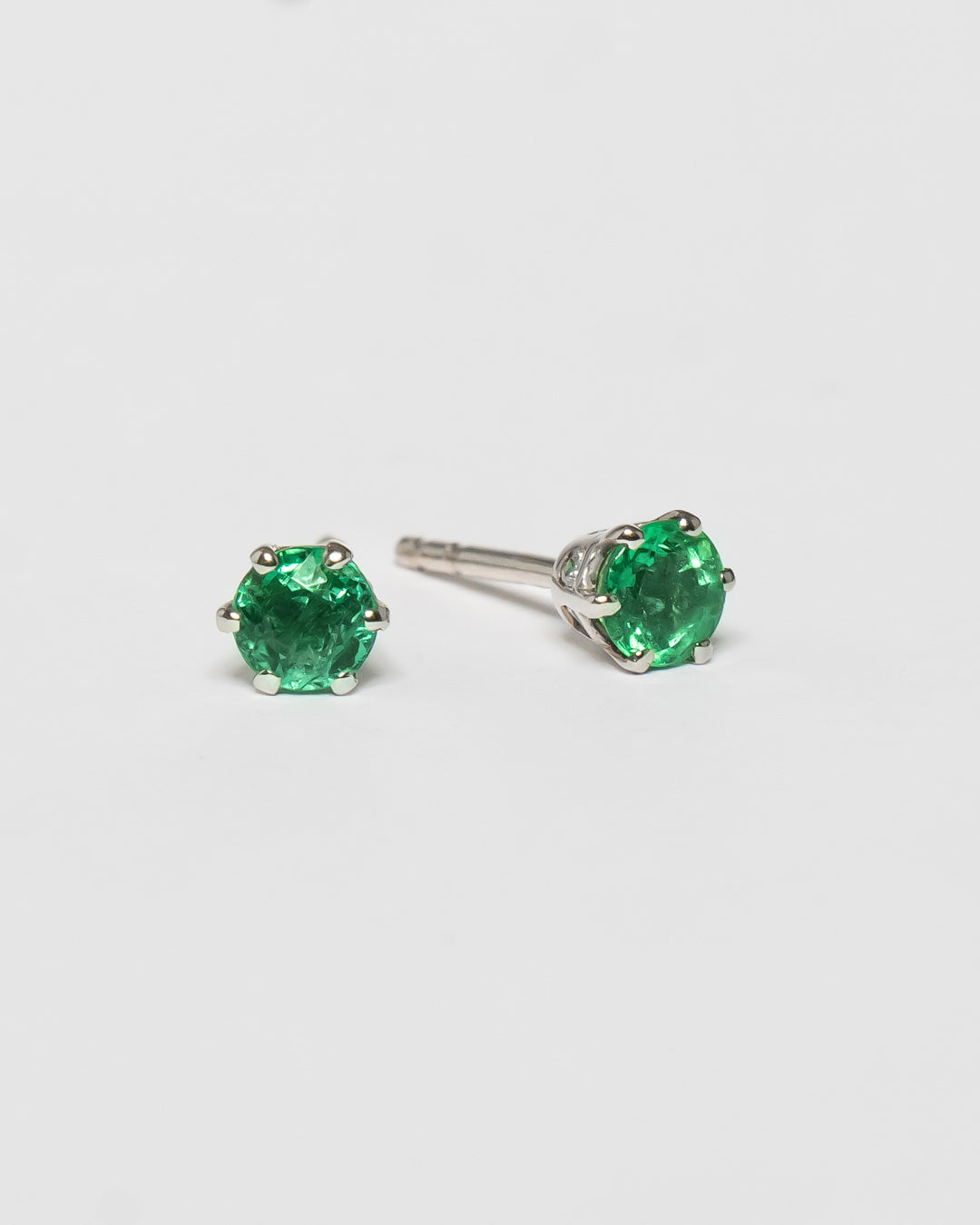 JR Solitaire Collection - Earrings Emerald x Whitegold