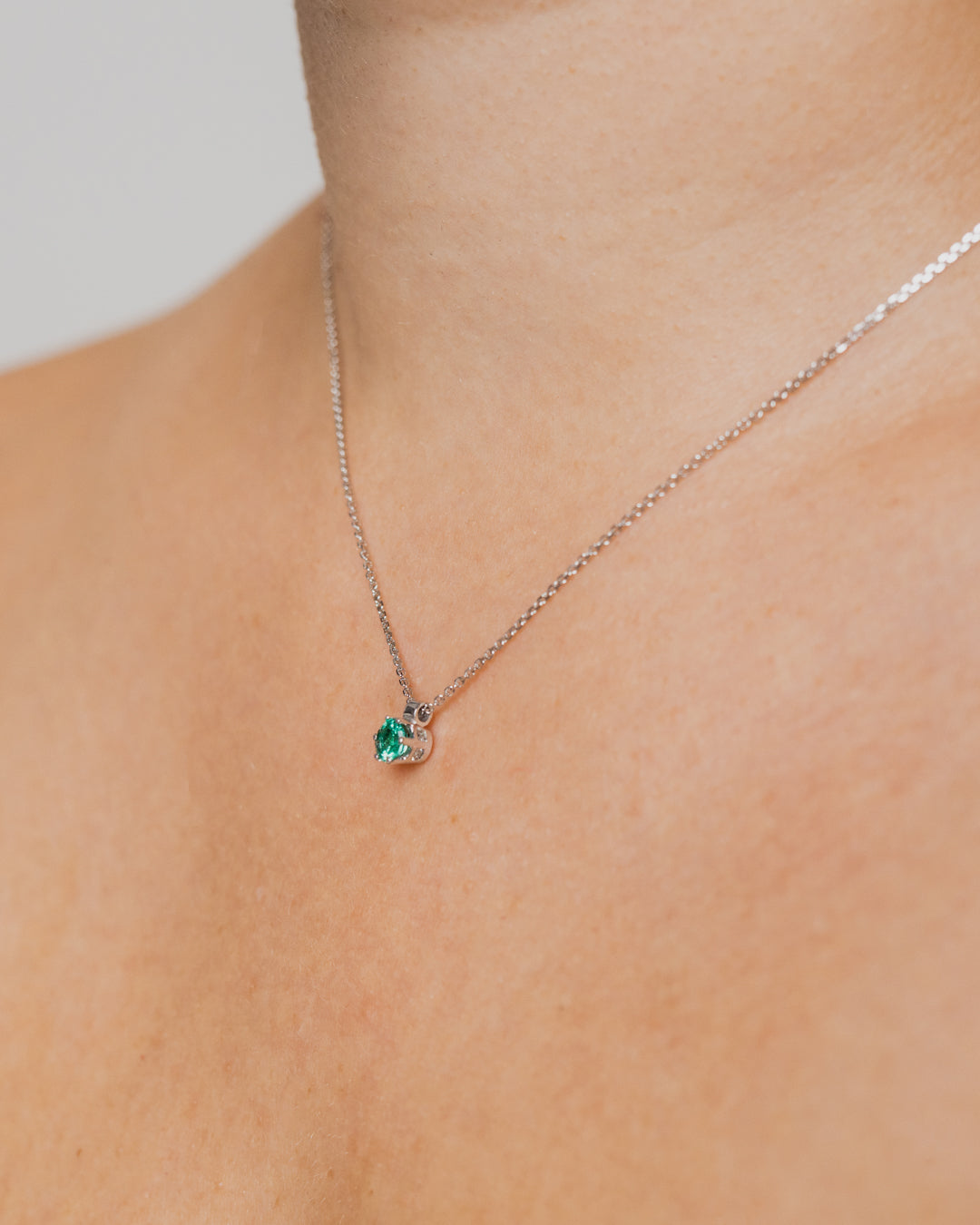 JR Solitaire Collection - Necklace Emerald x Whitegold