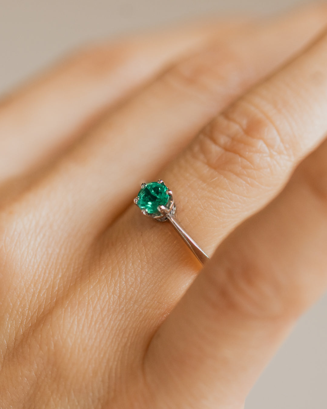 JR Solitaire Collection - Ring Emerald x Whitegold