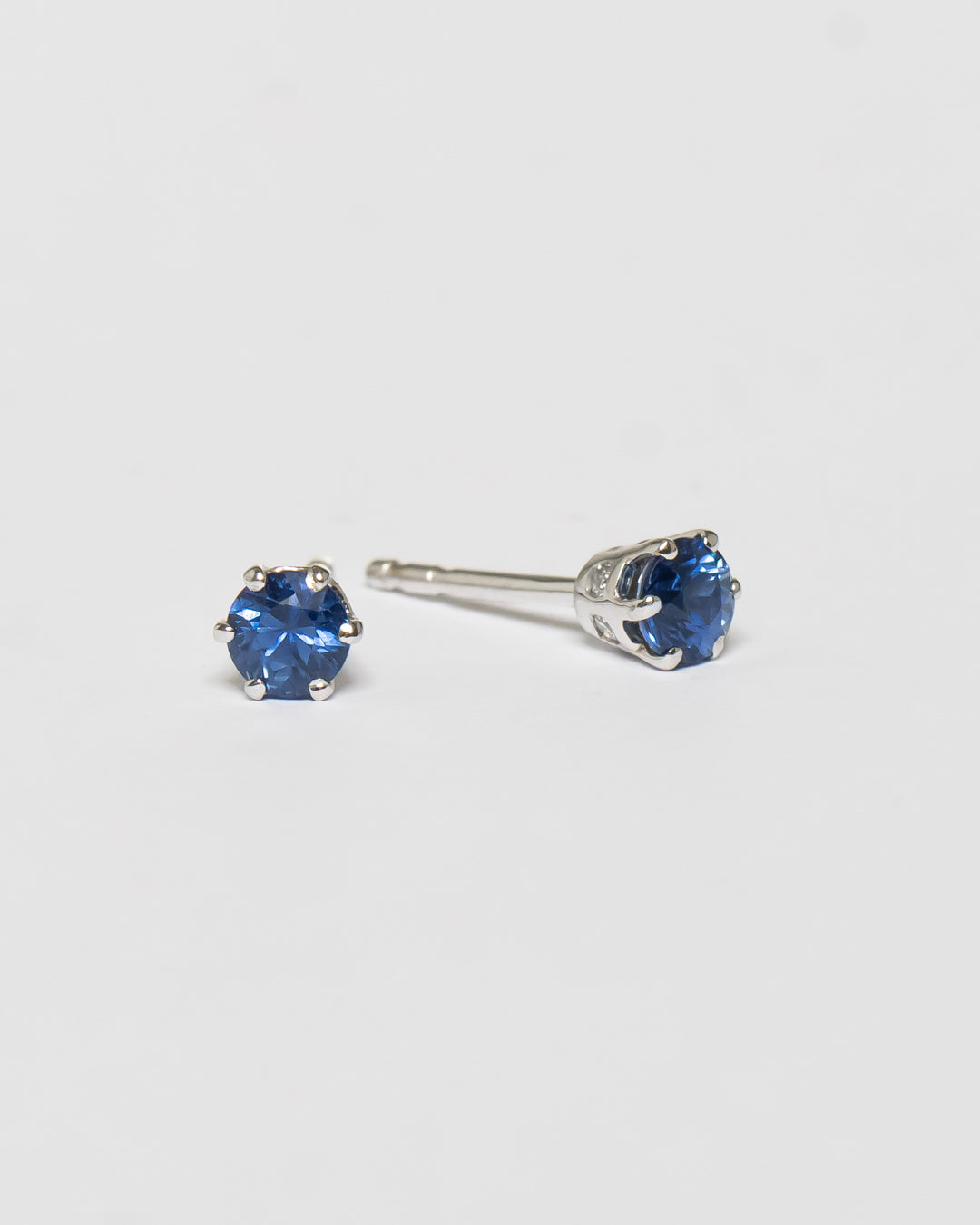 JR Solitaire Collection - Earrings Sapphire x Whitegold