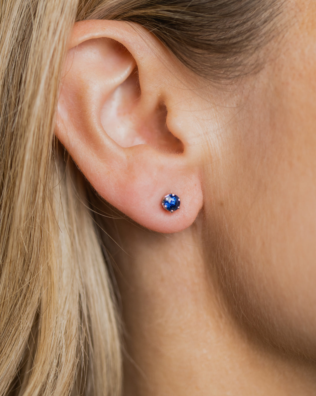 JR Solitaire Collection - Earrings Sapphire x Whitegold