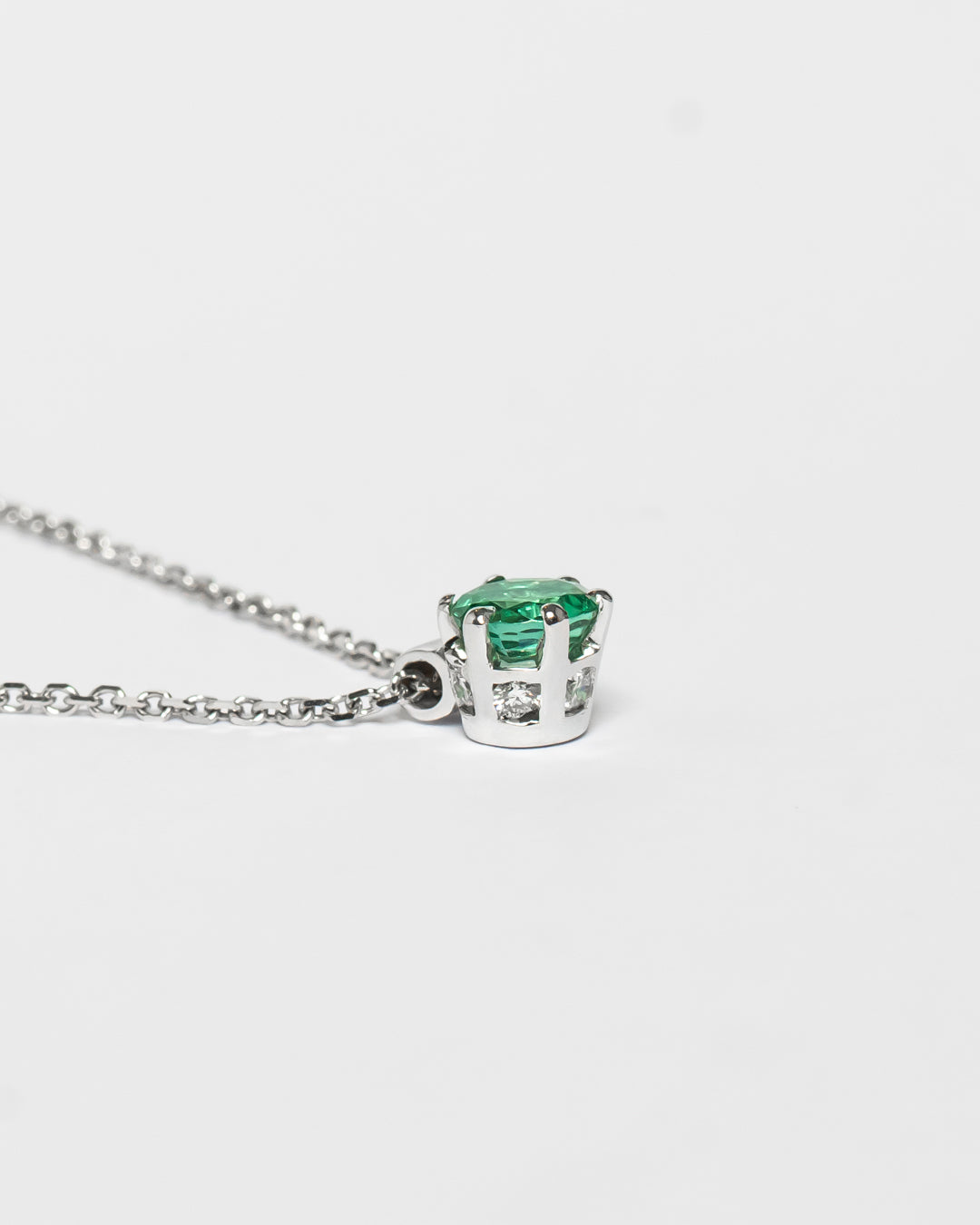 JR Solitaire Collection - Necklace Emerald x Whitegold