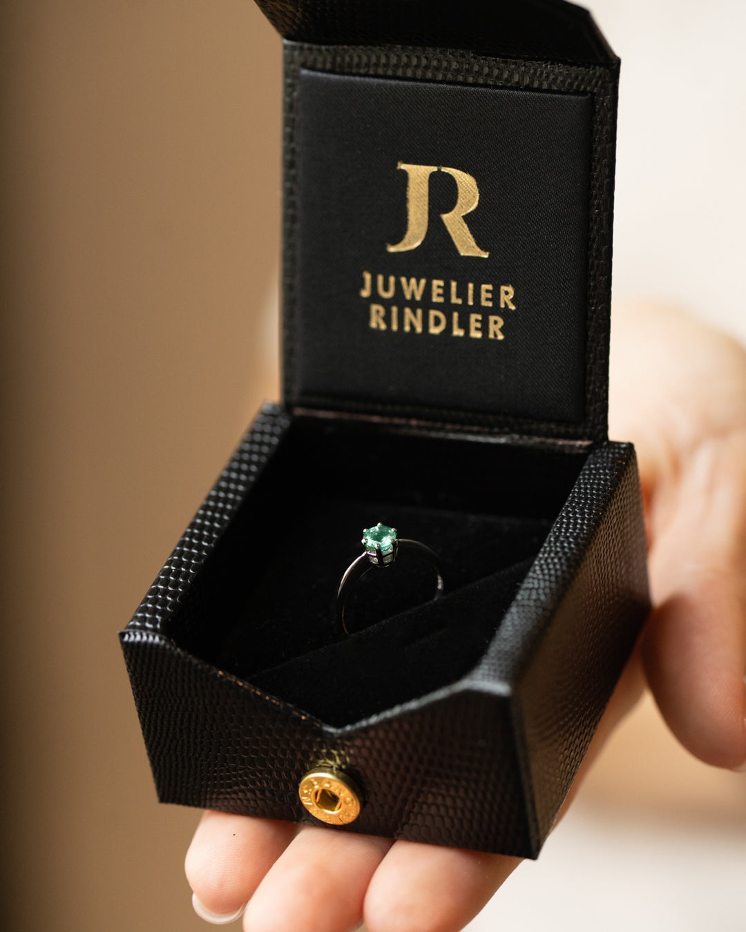 JR Solitaire Collection - Ring Emerald x Whitegold