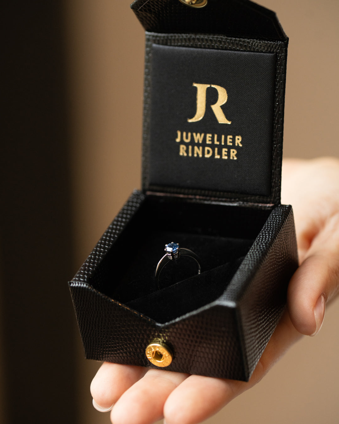 JR Solitaire Collection - Ring Sapphire x Whitegold